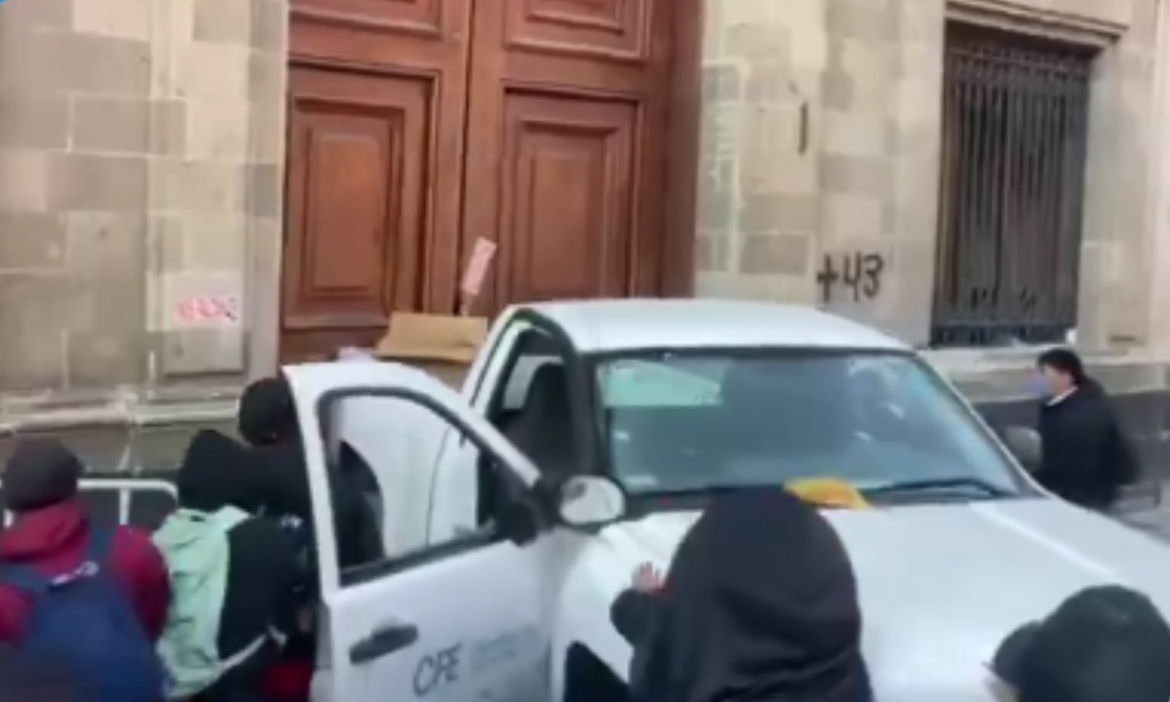 Normalistas de Ayotzinapa derriban puerta del Palacio Nacional en México donde AMLO ofrecía su conferencia de prensa