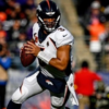 Russell Wilson se dirige a los Pittsburgh Steelers