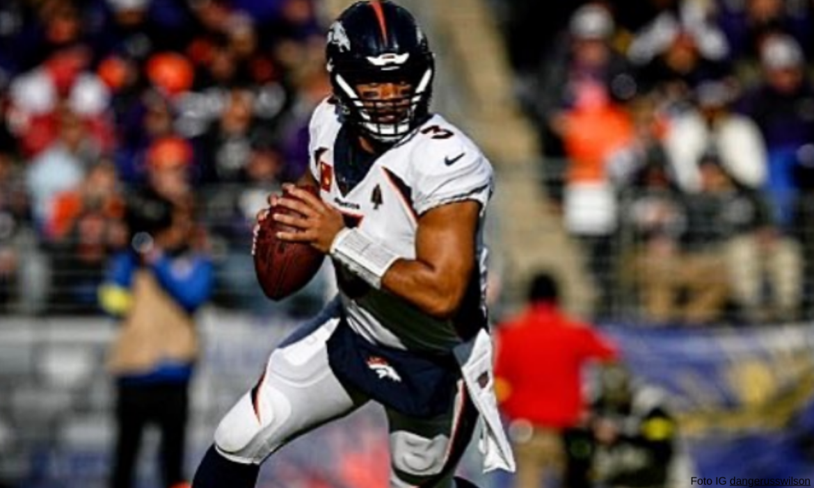 Russell Wilson se dirige a los Pittsburgh Steelers.