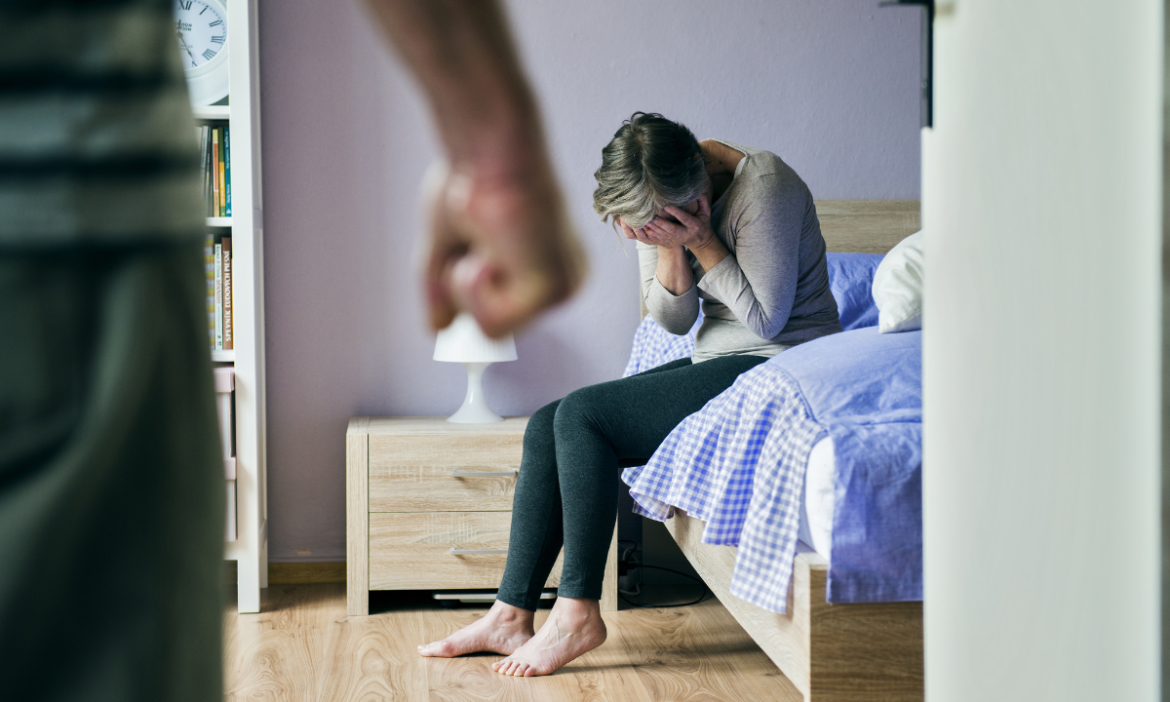 Envenena y mata a sus hijas de 2 y 4 años para después suicidarse