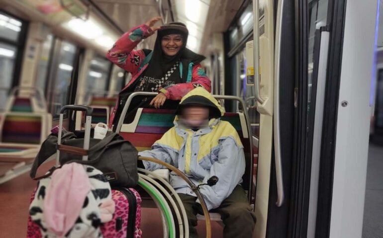 A base de esfuerzo en los semáforos, joven malabarista lleva a su hija a conocer la Torre Eiffel