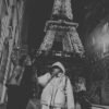 A base de esfuerzo en los semáforos, joven malabarista lleva a su hija a conocer la Torre Eiffel