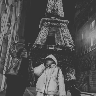 A base de esfuerzo en los semáforos, joven malabarista lleva a su hija a conocer la Torre Eiffel