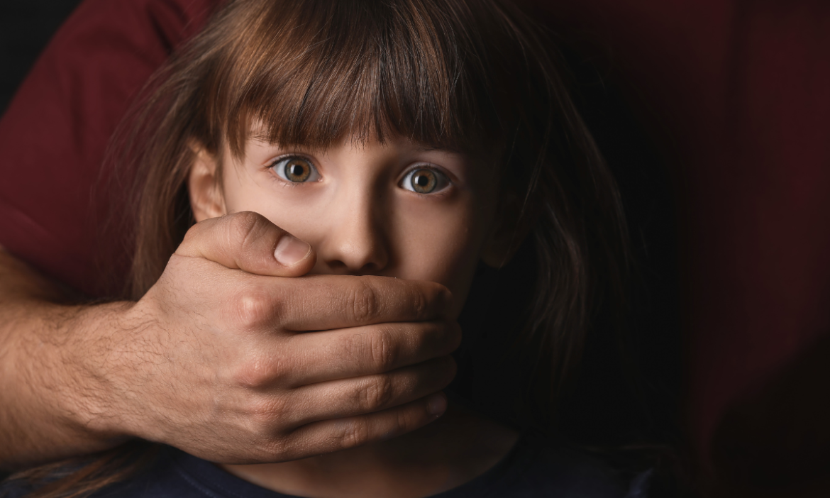 Padres abusaron de su hija porque era “más seguro” para ella que tener sexo con extraños