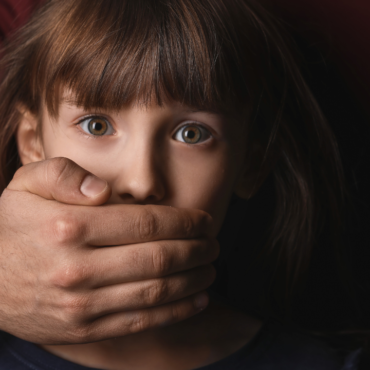 Padres abusaron de su hija porque era “más seguro” para ella que tener sexo con extraños