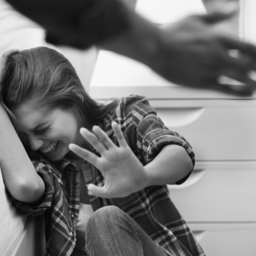 Menor embarazada es golpeada con un tubo, presuntamente por su expadrastro