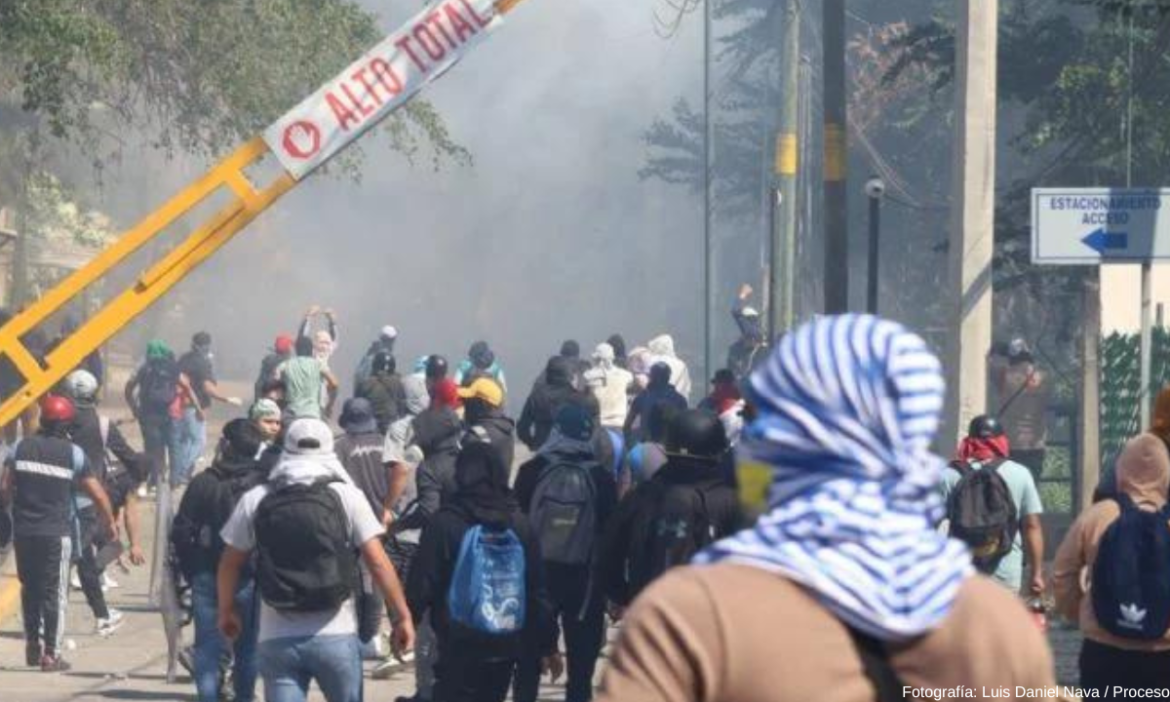 Normalistas atacan y queman vehículos en la fiscalía, por fuga de policía