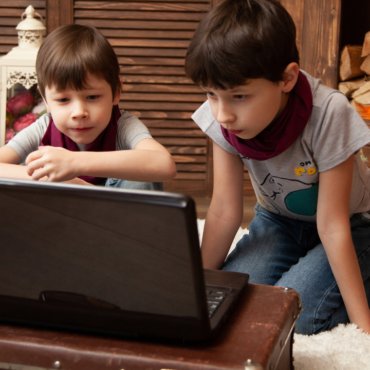 Exposición a pantallas frena desarrollo verbal de los niños