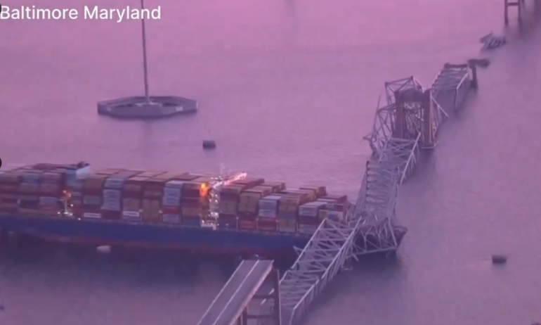 Barco derrumba puente Key en Baltimore; buscan a al menos 20 personas en el río