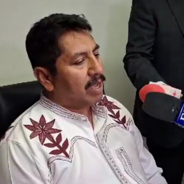 Morenista sacrifica una gallina dentro del Senado: 'Son costumbres de pueblos' dice