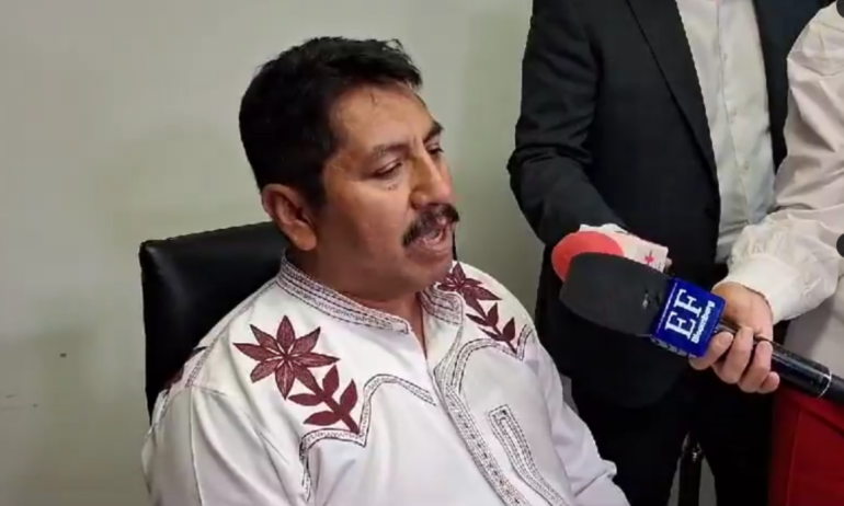 Morenista sacrifica una gallina dentro del Senado: 'Son costumbres de pueblos' dice