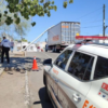 Camión de carga tira poste de la CFE al quedar atrapado entre los cables