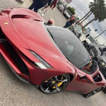 Carin León se pasea en lujoso Ferrari por las calles de Hermosillo