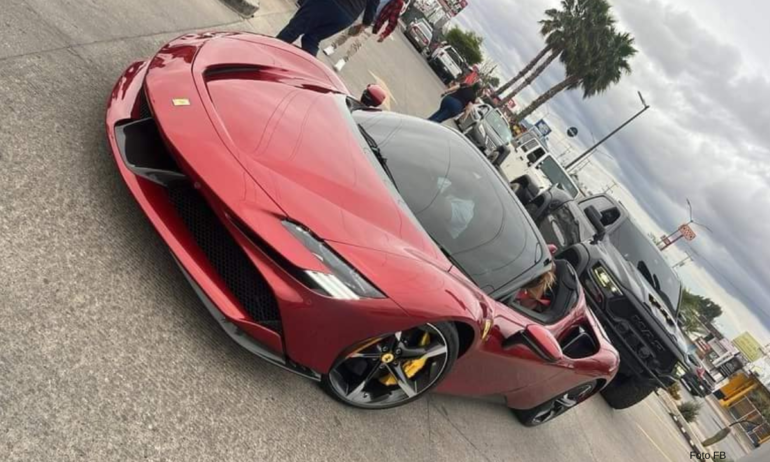 Carin León se pasea en lujoso Ferrari por las calles de Hermosillo