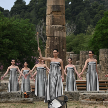 Encienden la llama de los Juegos Olímpicos de París 2024