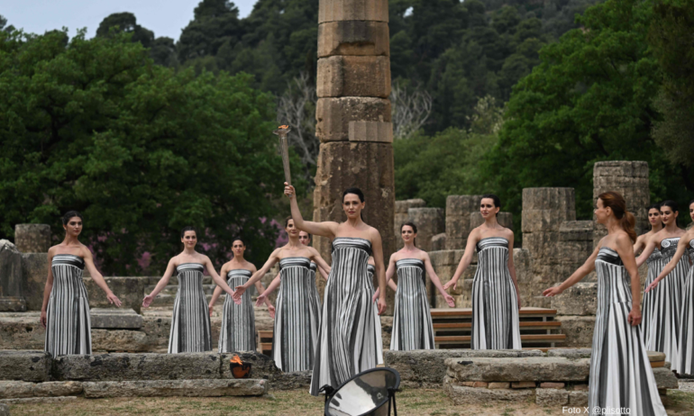 Encienden la llama de los Juegos Olímpicos de París 2024