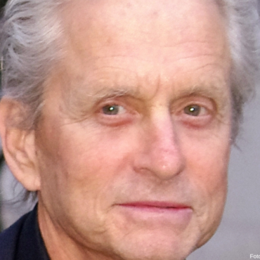 Michael Douglas descubre que es pariente de Scarlett Johansson