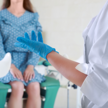 Biden acusa a Trump de poner en peligro la salud de millones de mujeres