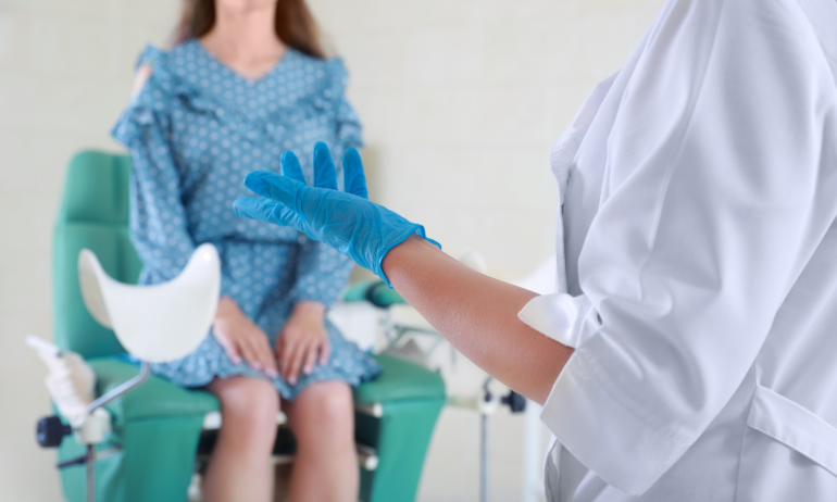 Biden acusa a Trump de poner en peligro la salud de millones de mujeres