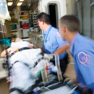 Siete jóvenes de entre los 12 y 17 años resultan baleados afuera de un centro comercial