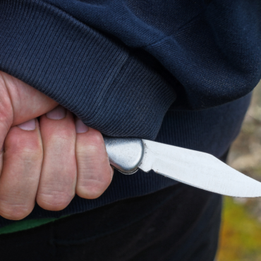 Adolescente de 13 años apuñala a su ex novia por terminar con él