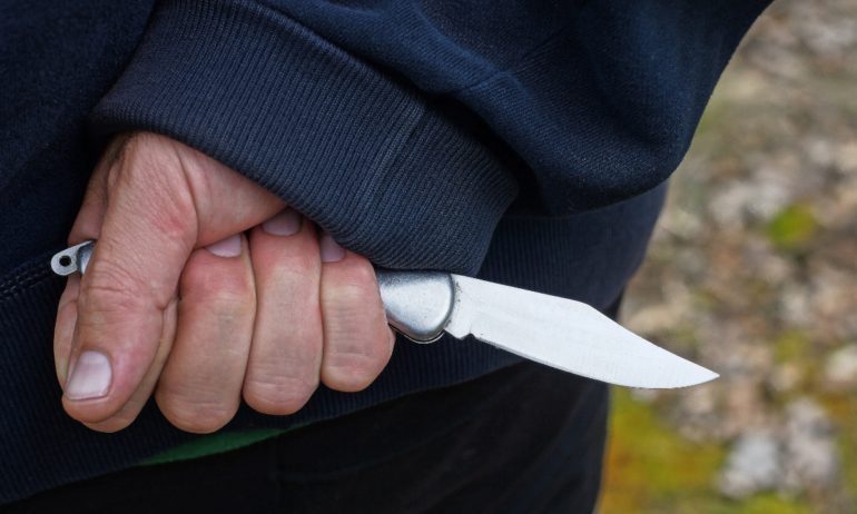 Adolescente de 13 años apuñala a su ex novia por terminar con él