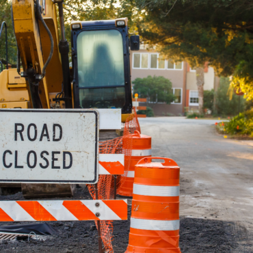 Cierran carril de calle Miguel Hidalgo por construcción de banqueta