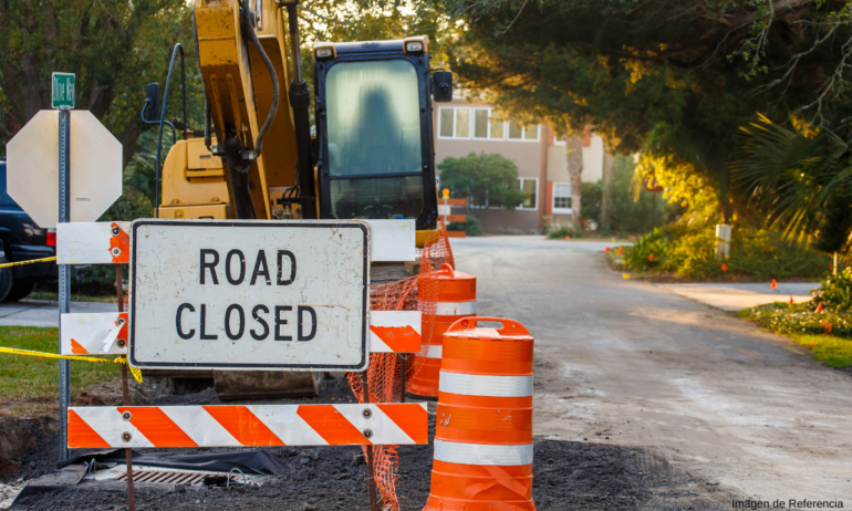 Cierran carril de calle Miguel Hidalgo por construcción de banqueta