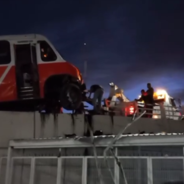 Camión Desafía la Gravedad Tras Impactar con Puente en Luis Encinas y Rosales