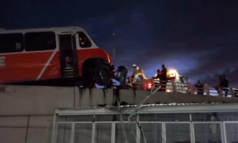 Camión Desafía la Gravedad Tras Impactar con Puente en Luis Encinas y Rosales