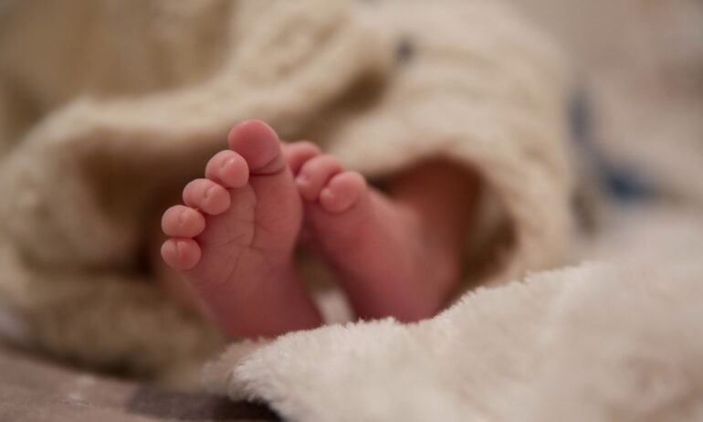 Sobrevive recién nacida tras ser enterrada viva por su madre