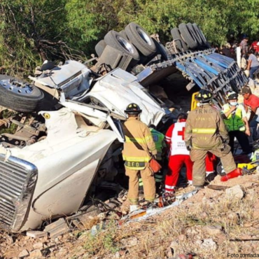 Volcamiento de tráiler deja a un hombre gravemente lesionado
