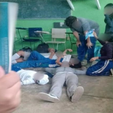 Encierran a estudiantes en su salón a 50 grados, por no llevar la tarea