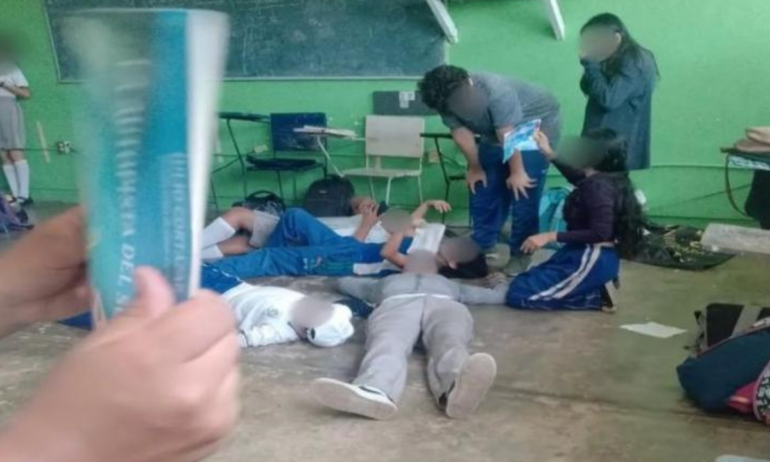 Encierran a estudiantes en su salón a 50 grados, por no llevar la tarea