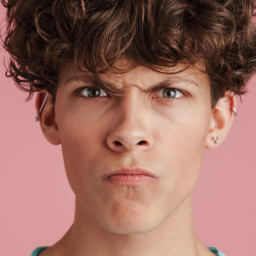 Adolescente mata a su familia adoptiva por quitarle el celular