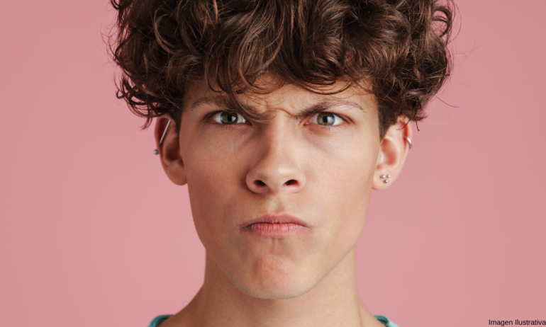 Adolescente mata a su familia adoptiva por quitarle el celular