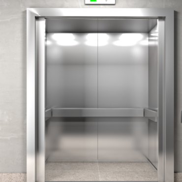 Cae elevador con 10 atletas desde un quinto piso de un hotel