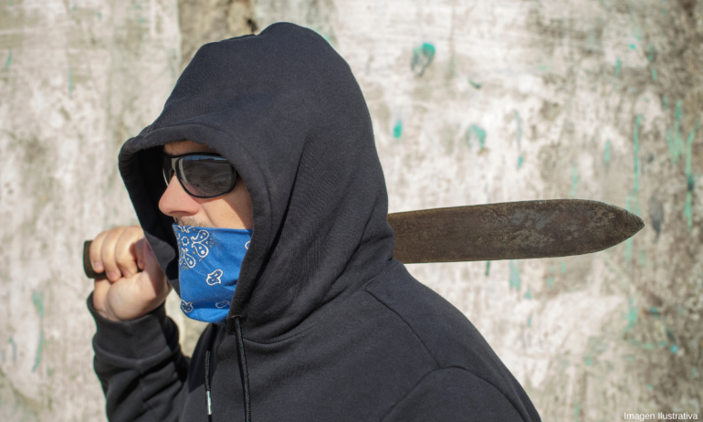 Hijo agresivo amenaza a su madre con un machete