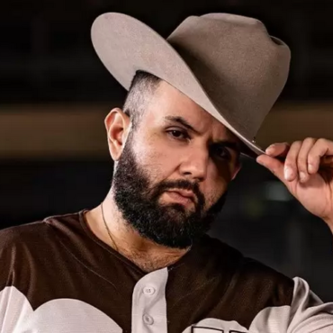 Carin León tendrá su propio equipo de béisbol