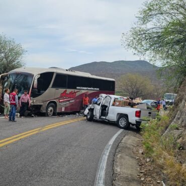 7 lesionados tras accidente entre autobús y pick up en carretera Ures-Mazocahui