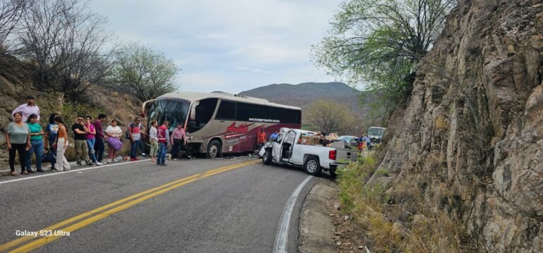 7 lesionados tras accidente entre autobús y pick up en carretera Ures-Mazocahui