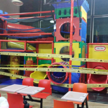 Colapsa juego infantil en restaurante de hamburguesas, hay 7 niños lesionados