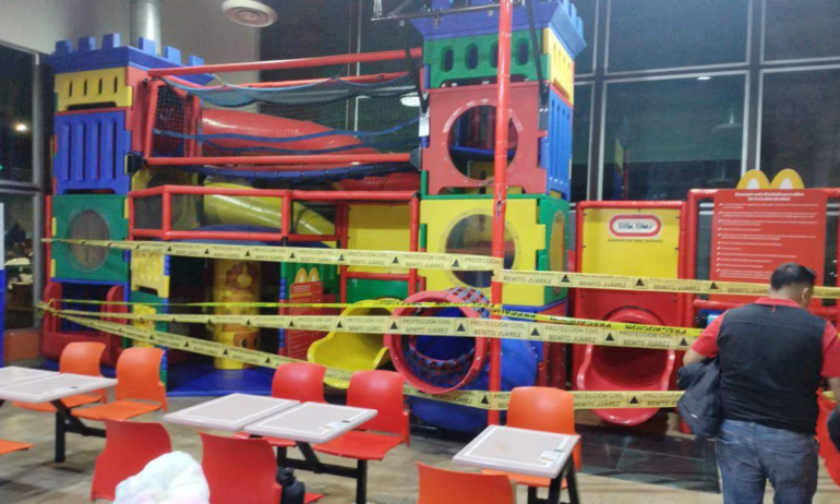Colapsa juego infantil en restaurante de hamburguesas, hay 7 niños lesionados