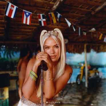 Karol G rompe en llanto en pleno show