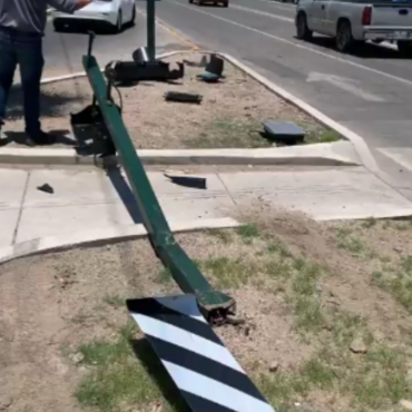 Hermosillo: Conductor derriba un semáforo tras choque en el centro