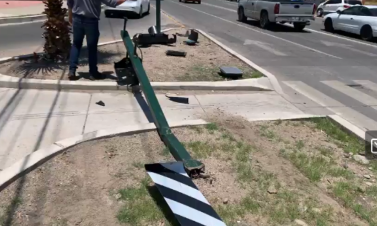 Hermosillo: Conductor derriba un semáforo tras choque en el centro