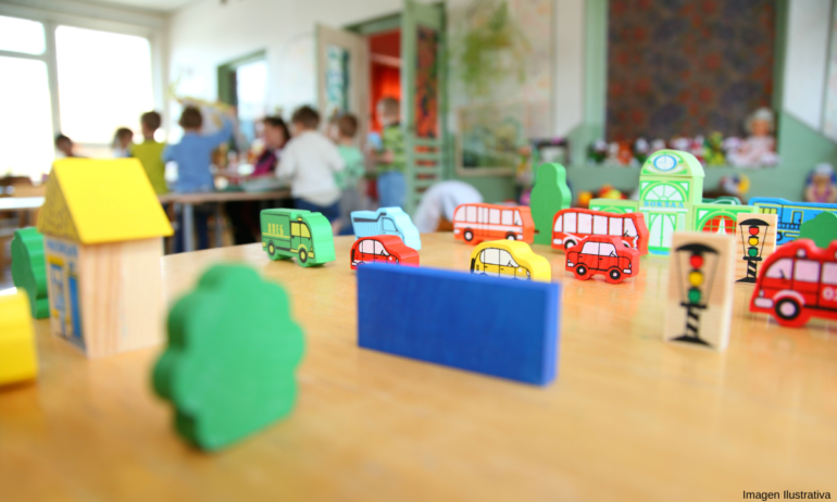 Clausuran guardería por golpear e insultar a 35 bebés de entre 6 meses y tres años