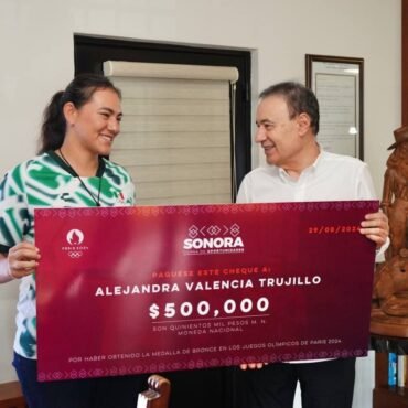 Entrega Gobernador Durazo estímulo económico a Alejandra Valencia por actuación en Juegos Olímpicos
