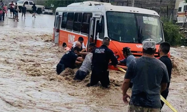 Hermosillo: Cadena Humana Salva a Más de 20 Personas de Camión Varado Arroyo