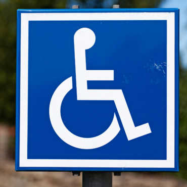 Multaran a discapacitados por mal uso de los espacios